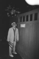 Трахальщики мусорных бачков: 1358x2048 / 461 Кб