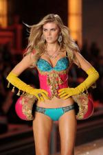 The Victoria's Secret Fashion Show: 1363x2048 / 516 Кб