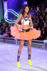 The Victoria's Secret Fashion Show: 1363x2048 / 579 Кб