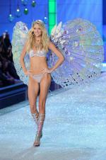 The Victoria's Secret Fashion Show: 1362x2048 / 384 Кб