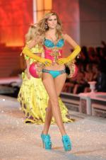 The Victoria's Secret Fashion Show: 1362x2048 / 463 Кб