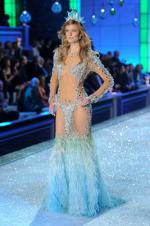The Victoria's Secret Fashion Show: 1363x2048 / 612 Кб