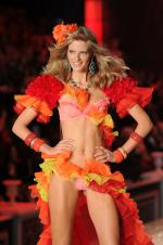 The Victoria's Secret Fashion Show: 1363x2048 / 417 Кб