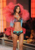 The Victoria's Secret Fashion Show: 1462x2048 / 157 Кб