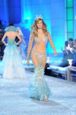 The Victoria's Secret Fashion Show: 1363x2048 / 508 Кб