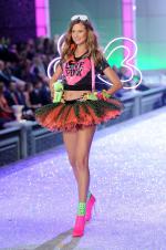 The Victoria's Secret Fashion Show: 1363x2048 / 609 Кб