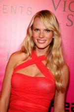 The Victoria's Secret Fashion Show: 1365x2048 / 441 Кб