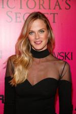 The Victoria's Secret Fashion Show: 1365x2048 / 486 Кб