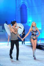 The Victoria's Secret Fashion Show: 1363x2048 / 531 Кб