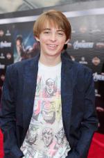 Мстители: 1354x2048 / 421 Кб