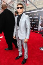 Мстители: 1346x2048 / 452 Кб