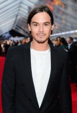 Мстители: 1397x2048 / 287 Кб