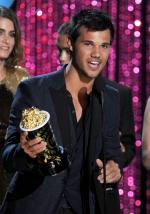 2012 MTV Movie Awards: 1441x2048 / 490 Кб