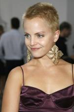 Мена Сувари: 267x400 / 21 Кб