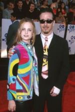 Мена Сувари: 270x400 / 23 Кб