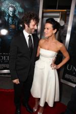 Рона Митра: 267x400 / 24 Кб