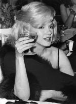 Мэрилин Монро: 331x450 / 34 Кб