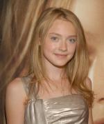 Дакота Фаннинг: 334x400 / 25 Кб