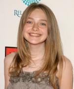 Дакота Фаннинг: 332x400 / 25 Кб