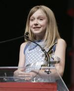 Дакота Фаннинг: 327x400 / 24 Кб