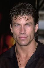 Пол Логан: 262x400 / 20 Кб