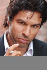 Christopher Maleki: 1371x2048 / 296 Кб