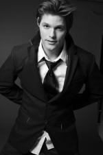 Джастин Бруенинг: 1365x2048 / 233 Кб