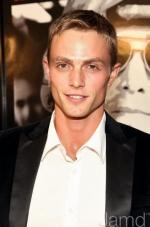 Уилсон Бетел: 394x594 / 33 Кб