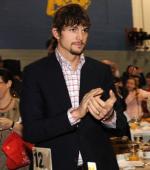 Эштон Кутчер: 355x400 / 27 Кб