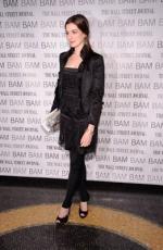 Энн Хэтэуэй: 261x400 / 32 Кб