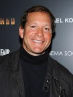 Стив Гуттенберг: 303x400 / 19 Кб