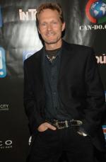 Том Шэнли: 394x600 / 39 Кб