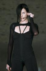 Шарлиз Терон: 450x690 / 30 Кб