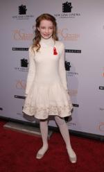 Дакота Блю Ричардс: 242x400 / 18 Кб