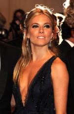 Сиенна Миллер: 261x400 / 23 Кб