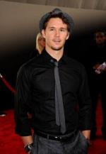 Райан Квантен: 277x400 / 16 Кб