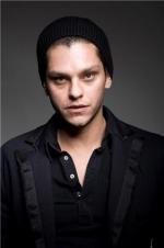 Daniel Louis Rivas: 319x480 / 18 Кб