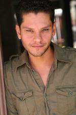 Daniel Louis Rivas: 576x864 / 53 Кб