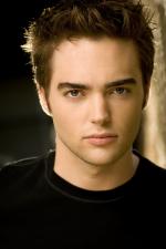 Drew Tyler Bell: 1371x2048 / 304 Кб