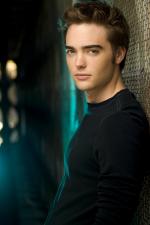 Drew Tyler Bell: 1371x2048 / 261 Кб