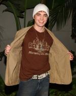 Drew Tyler Bell: 318x400 / 28 Кб