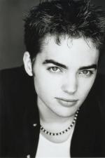 Drew Tyler Bell: 450x673 / 41 Кб