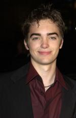 Drew Tyler Bell: 259x400 / 15 Кб