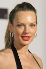 Наташа Алам: 267x400 / 17 Кб