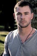 Крис Хемсворт: 1360x2048 / 265 Кб