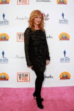 Викки Льюис: 480x720 / 65 Кб