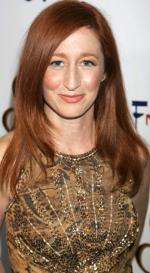 Викки Льюис: 330x600 / 52 Кб