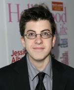 Кристофер Минц-Плассе: 327x400 / 22 Кб