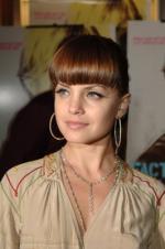 Мена Сувари: 266x400 / 22 Кб