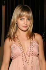 Мена Сувари: 267x400 / 24 Кб